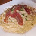 洋食屋 トミッポ - 生ハムのせカルボナーラ