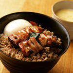 Shirogane Toritama - 鶏そぼろの上に焼き鳥、温泉卵の「酉玉丼」
