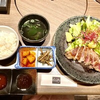 焼肉・しゃぶしゃぶ たちばな ヒルトンプラザイースト店 - こちらのセットが税込み1100円です。ご飯お代わり無料だよ♫