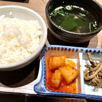 焼肉・しゃぶしゃぶ たちばな ヒルトンプラザイースト店 - キムチもナムルも美味しいです。