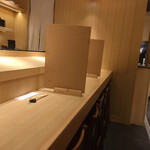 まんてん鮨 - 清潔な店内はちょっと狭いけど、大した話じゃない。