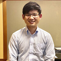 大和榛原牛 うし源 本店 - 牛肉のプロフェッショナル、五代目の瀧口さん。牛肉への熱い想いは止まらない。