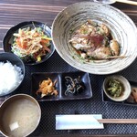 h Hakata Shunsai Sengyo Ajito - ◆鯛のあら炊き定食(800円：税込）・・提供された瞬間、品数が多くてビックリ。これ800円の内容じゃないでしょ。 イヤ～～、凄いワ。盛り付けもキレイですしキップのいいこと。 30分強ほどお時間がかかりましたが、待った甲斐がありましたよ。
