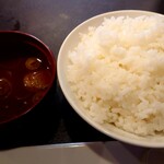 焼肉 亀山 - 上焼肉定食の味噌汁、ご飯