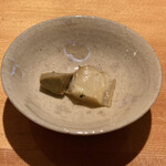 すし 喜邑 - 藁で燻したつぶ貝のオイル漬け