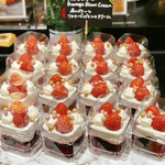 ザ・テラス - 赤いベリーとフロマージュブランのクリーム