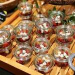 ザ・テラス - 赤いベリーとトマトのカプレーゼ