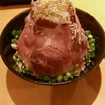麺屋 時茂 京成大久保店 - 肉が半解凍、ペラペラ。
                                これはアカン。