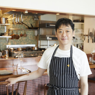 클래식을 베이스로 지금까지 없는 프랑스 요리 백금으로부터 발신한다.