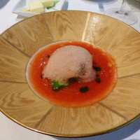 モナリザ 恵比寿店 - 完熟トマトのガスパチョとオクラ、アボカドのマリアージュ　バジリコ風味