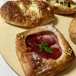 Coco Bakery - チーズボール ＆ 
                        いちごのデニッシュ