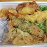 丸亀製麺 - ４種の天ぷらと定番おかずのうどん弁当(左のビニール袋に出汁)