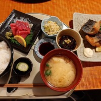 北新地 空海 - 日替わり魚定食はこんがり香ばしいサバ竜田揚げと、本わさびで楽しむマグロのお造り