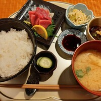 北新地 空海 - 日替わり魚定食で最初に運ばれてくる、マグロのお造りとご飯やみそ汁、小鉢にザルもずくなど（この後に揚げ立てメインが♪）