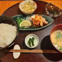 北新地 空海 - 地鶏定食で最初に運ばれてくる、ささみユッケとご飯やみそ汁、小鉢にザルもずくなど（この後に揚げ立てチキン南蛮が♪）