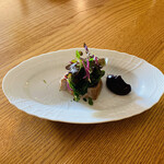 エル・バウ・デコラシオン - 富山のひっさげ(鮪の稚魚)と人参ピューレ。