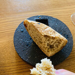 エル・バウ・デコラシオン - 自家製の焼きたてパン。素朴な味わい。