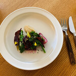 エル・バウ・デコラシオン - 赤いビーツがよく映える蛸と自家製のお野菜たち。