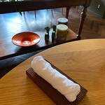 エル・バウ・デコラシオン - おしぼりは最初が今治のガーゼタオル。次にループの長いふわふわなタオル。交換してくださるのが嬉しい♡