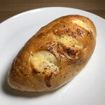 ブティック・トロワグロ - 黒コショウとベーコンのチーズフランスパン
