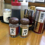 青竹手打ラーメン 日向屋 - 七味は普通でした。