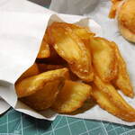 bb.q OLIVE CHICKEN cafe - ...「フライドポテト R（250円）」、独特な形状をしている。。