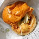 bb.q OLIVE CHICKEN cafe - ...「オリーブチキンバーガー（390円）」、若い女性の調理スタッフがやけに多かった。“韓国”の冠が付くだけで絶賛？魅力的？タピオカ状態？？