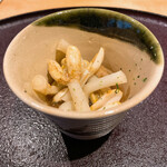 馳走 啐啄一十  - 落花生もやしと煮黒鮑の焚き合わせ
      初めて食べた落花生もやしはピーナッツの味を感じるもやし。ピーナッツ好きの私はお気に入り