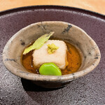 馳走 啐啄一十  - 新蓮根の揚げ餅、乾燥蕗の薹&空豆添え
      蓮根の揚げ餅はとろっとしてお出汁と良く合う