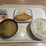 関空食堂 - 私が選んだ昼ごはん「ご飯・味噌汁・白身魚のフライ・玉子焼」です