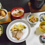 芽登温泉 - 夕食（最初に並んだ料理）