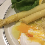 KINOKUNIYA - レモン、オリーブオイル、卵黄を皿の上で混ぜながらオランディーズソースにする。バターを加えると一気に獣臭がするので使わない。