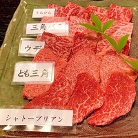 大和榛原牛 うし源 本店 - 焼肉～本日のお薦め部位は、うちひら、三角バラ、ウデ、とも三角、シャトーブリアンの五種。