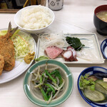 Ippei - フライランチ770円(イカメンチ、アジフライ) 刺身はマグロカマ、タコ、イカ耳。