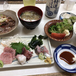 一平 - 牛煮込みランチ770円 刺身はマグロカマ、タコ、鯵。