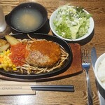 肉丸酒場 - ポテト、ブロッコリーとコーンのハンバーグステーキ￥900-