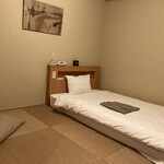 コンセプトホテル和休 - 琉球畳にローベッド