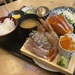 Sakaba Sutando Nyu-Tsurumatsu - 人気の箱盛り定食