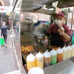 Royal Grill Halal Food - 調理中。