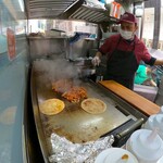 Royal Grill Halal Food - 調理中。