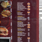 Royal Grill Halal Food - カート脇に貼られたメニュー。