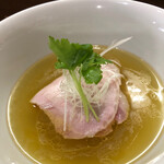 Raamen Sando - 黄金に輝く鶏塩スープ。盛り付けが美しい！