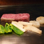 鉄板焼き おく山 - お肉登場！