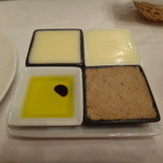 シェ・コーベ - 自家製燻製仕立てのバター（左上）、有塩バター（右上）、エクストラバージンオイルとバジル（左下）、豚肉のリエットカレー風味（右下）