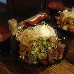 宇多津ホルモン - メガハラミ丼（左）＆ホルモン丼（右）