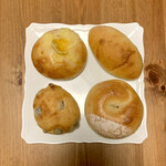 すずの木ベーカリー - 左上:ゴーダチーズ ¥250- (税込)
右下:オレンジピールベーグル ¥300- (税込)
左下:ぶどうパン ¥200- (税込)
右上:ビーフカレーパン ¥260- (税込)