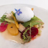 ドミニク・ブシェ トーキョー - ⚫前菜「彩り野菜のシンフォニー  鶏肉のジュ  フヌイユのエミュルション」ハハッ、楽しいな。こんな食べさせ方するんだな。