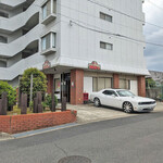 Tonkatsu Yachiyonishiten - 駐車場は店舗前と横