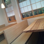 いし川 - 清潔で明るい店内