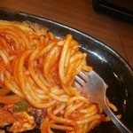 喫茶リッチ - 鉄板ナポリタン⑥後半の方がケチャラー度が程よくて美味しいです！